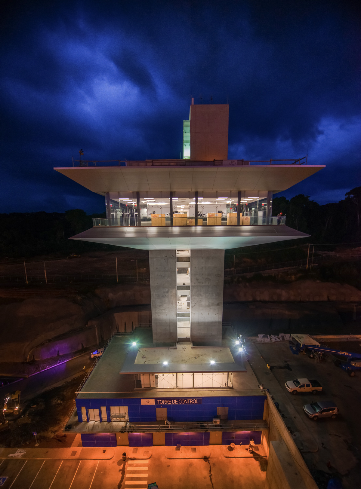 Cocolí · La torre al anochecer